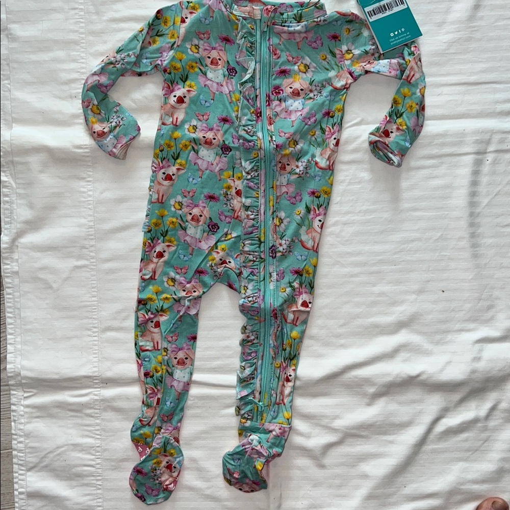 Posh Peanut 
MISSY 
FOOTIE Ruffled Zipper One Piece
6-9 mo
Pigs!